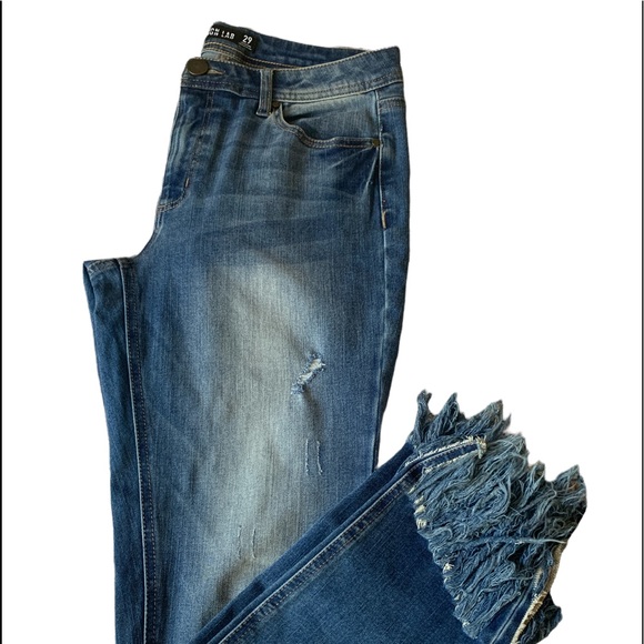 NEW Design Lab Lord & Taylor Cropped Fringe Leg Blue Jeans Woman’s Size 29 - Picture 11 of 12